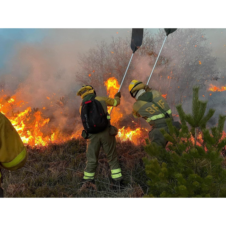 Batefuegos Forestales reforzados con tejido Batefuegos de caucho sintético de 6 mm. (Mango entero)